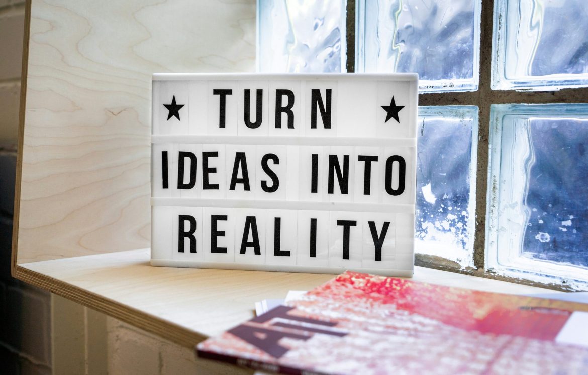 photo-1589561253898-768105ca91a8